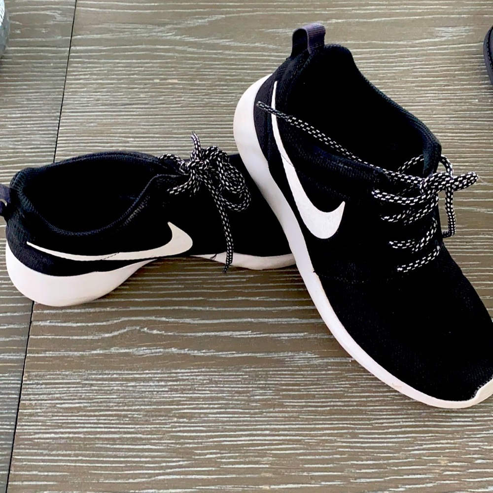 Woman’s Nike tennis shoes